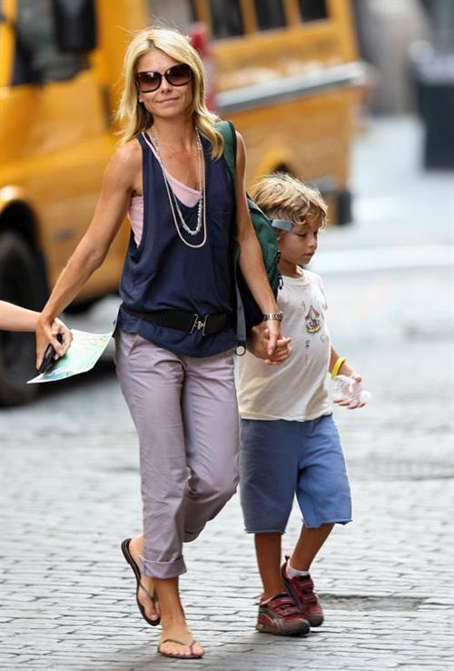Kelly_Ripa_picks_7efe