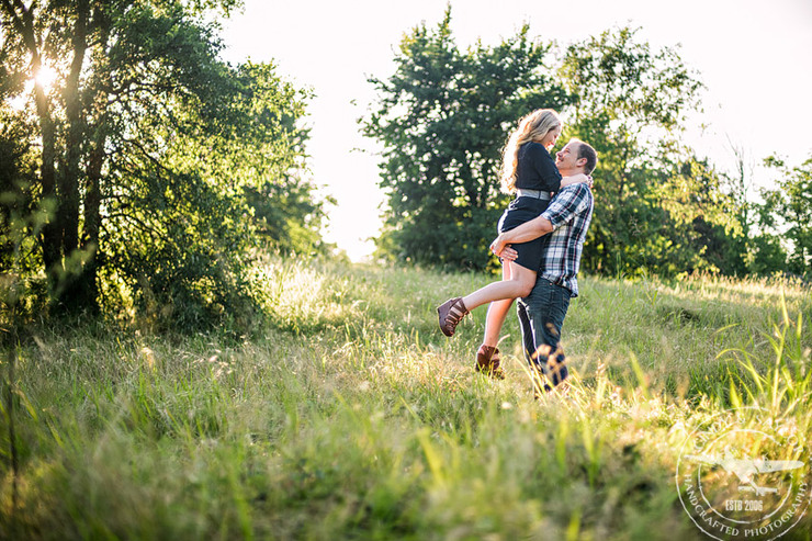 sunset engagement session at arbor hills nature preserve in plano texas photos by cindy and saylor photographers