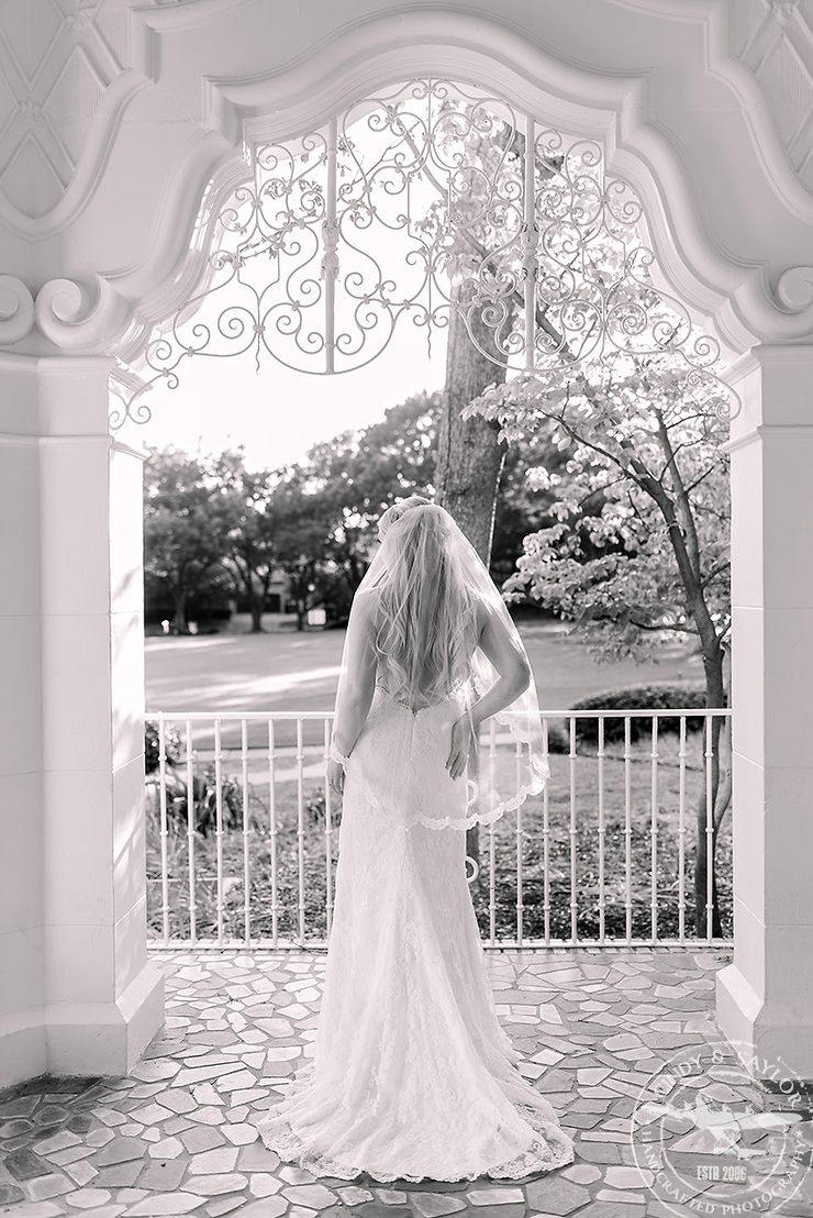 Bridal Session at Versailles Park in HIghland Park TexasPhotos by Cindy and Saylor photographers